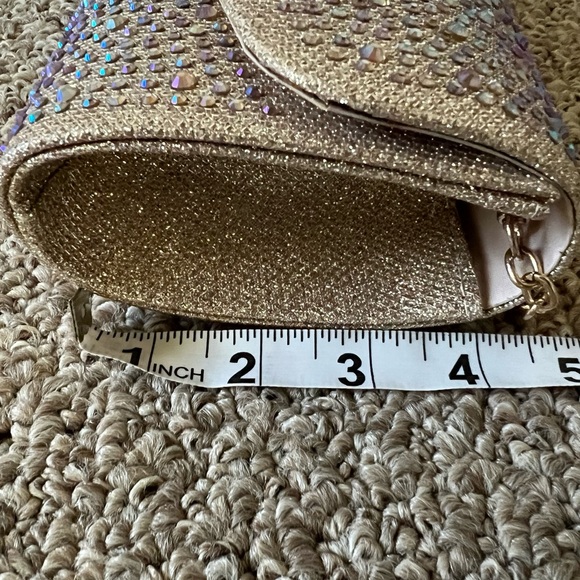 Beautiful Beaded Clutch with Gold and an additional Silver Chain. - Picture 4 of 12